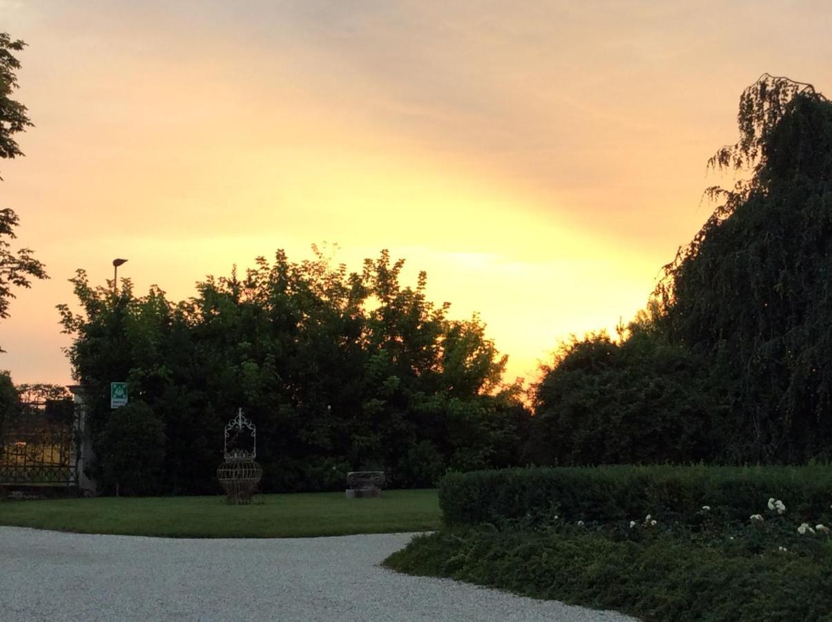 Borgo Dei Conti Della Torre Pensionat Morsano al Tagliamento Exteriör bild